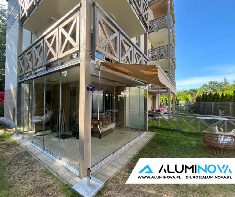 Zabudowa tarasu pod balkonem